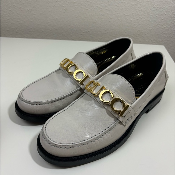 Gucci Logo Plaque Leather Loafers - Picture 1 of 7